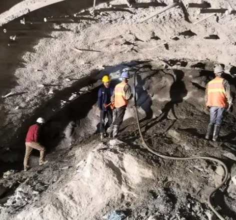 潢川隧道拱顶带模注浆料，微膨胀注浆料的特点及施工工艺